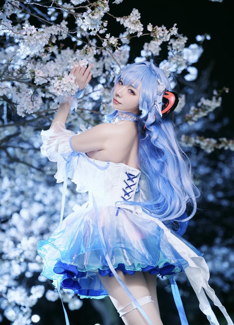 Ảnh cosplay Ganyu cùng sắc xanh dịu nhẹ