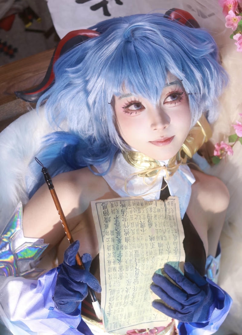 Ảnh cosplay Ganyu đường nét mềm như tuyết rơi