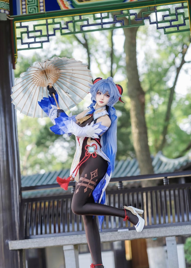 Ảnh cosplay Ganyu mái tóc xanh pha tím mềm mại