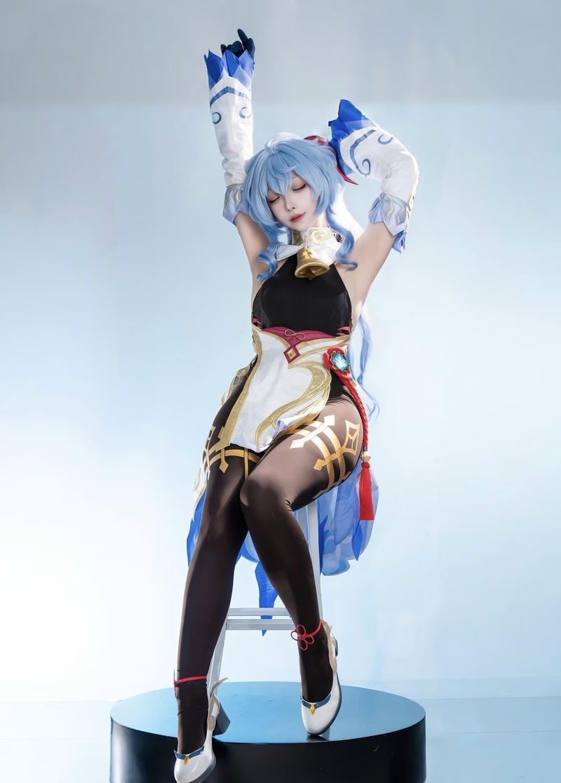 Ảnh cosplay Ganyu sừng cong đặc trưng nổi bật