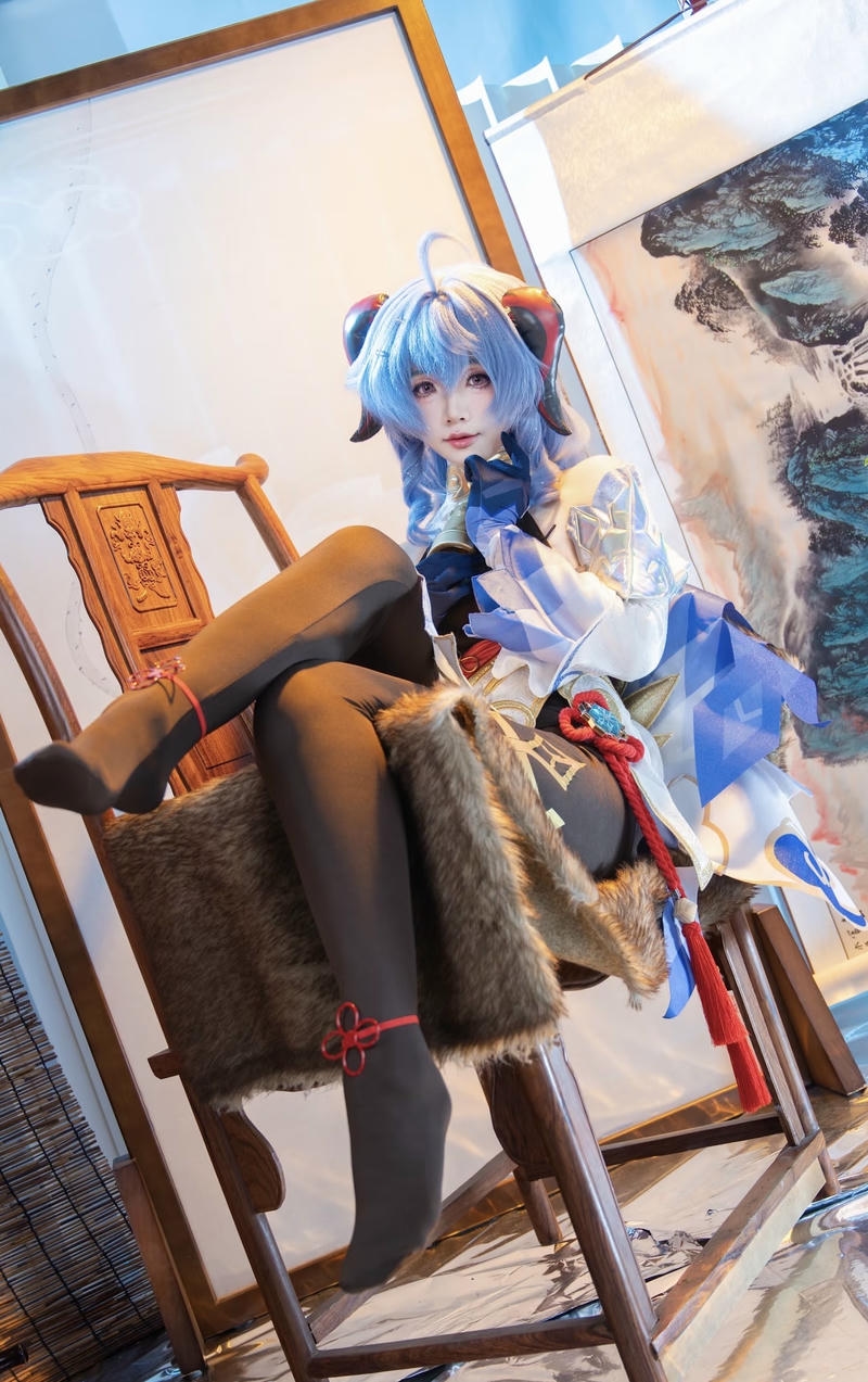 Ảnh cosplay Ganyu trang phục pha xanh trắng hài hòa