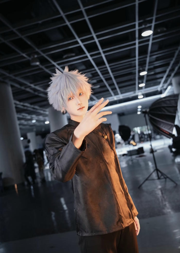 Ảnh cosplay Gojo biểu lộ sức mạnh vô hạn