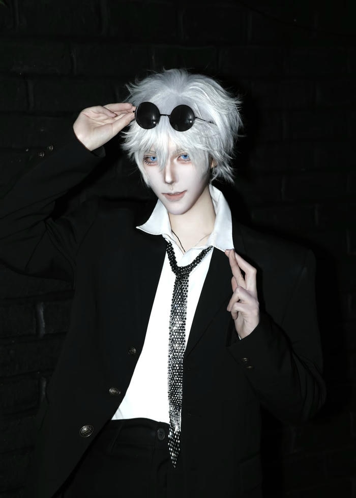 Ảnh cosplay Gojo dáng đứng giữa không gian rộng