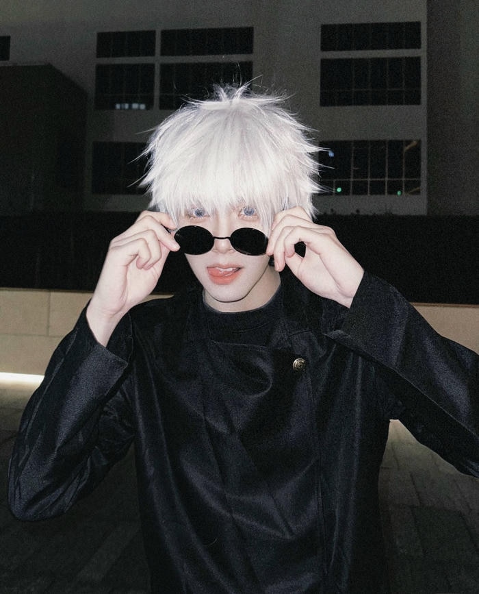 Ảnh cosplay Gojo đeo kính mắt đen bí ẩn