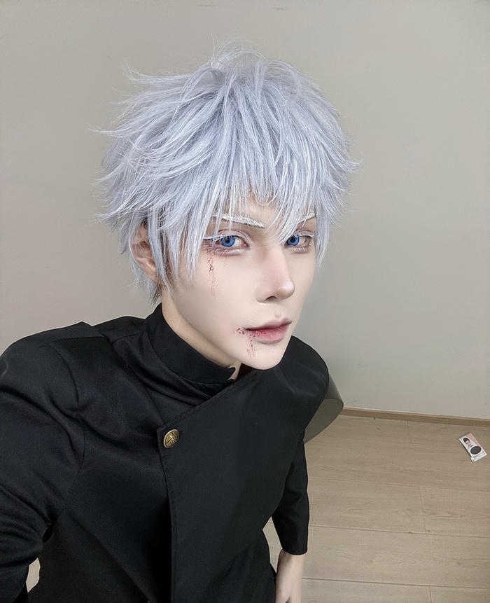 Ảnh cosplay Gojo diện đồng phục chú thuật sư