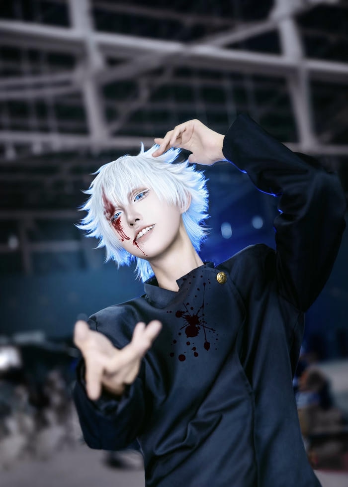 Ảnh cosplay Gojo hiệu ứng năng lượng bao quanh