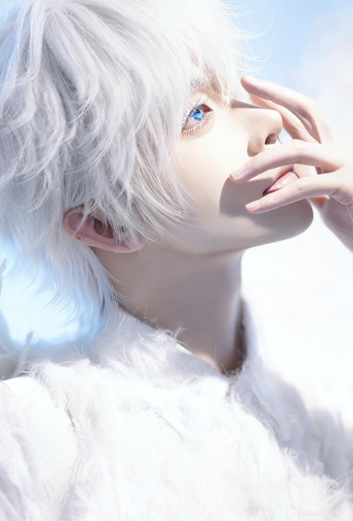 Ảnh cosplay Gojo mái tóc trắng dựng nổi bật