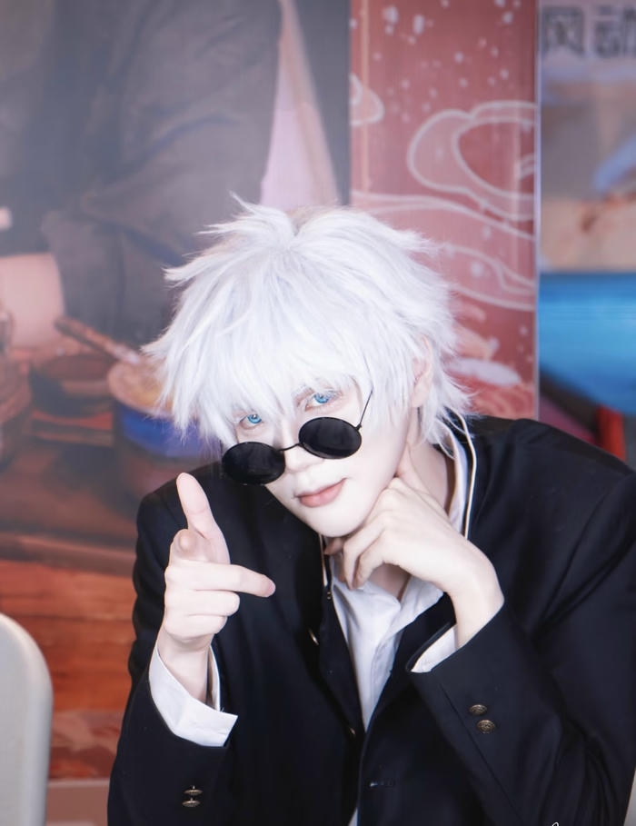 Ảnh cosplay Gojo phong cách tối giản nhưng ấn tượng