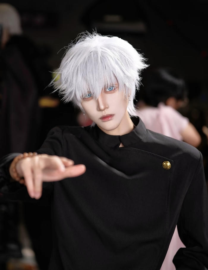 Ảnh cosplay Gojo tạo dáng hai tay kết ấn