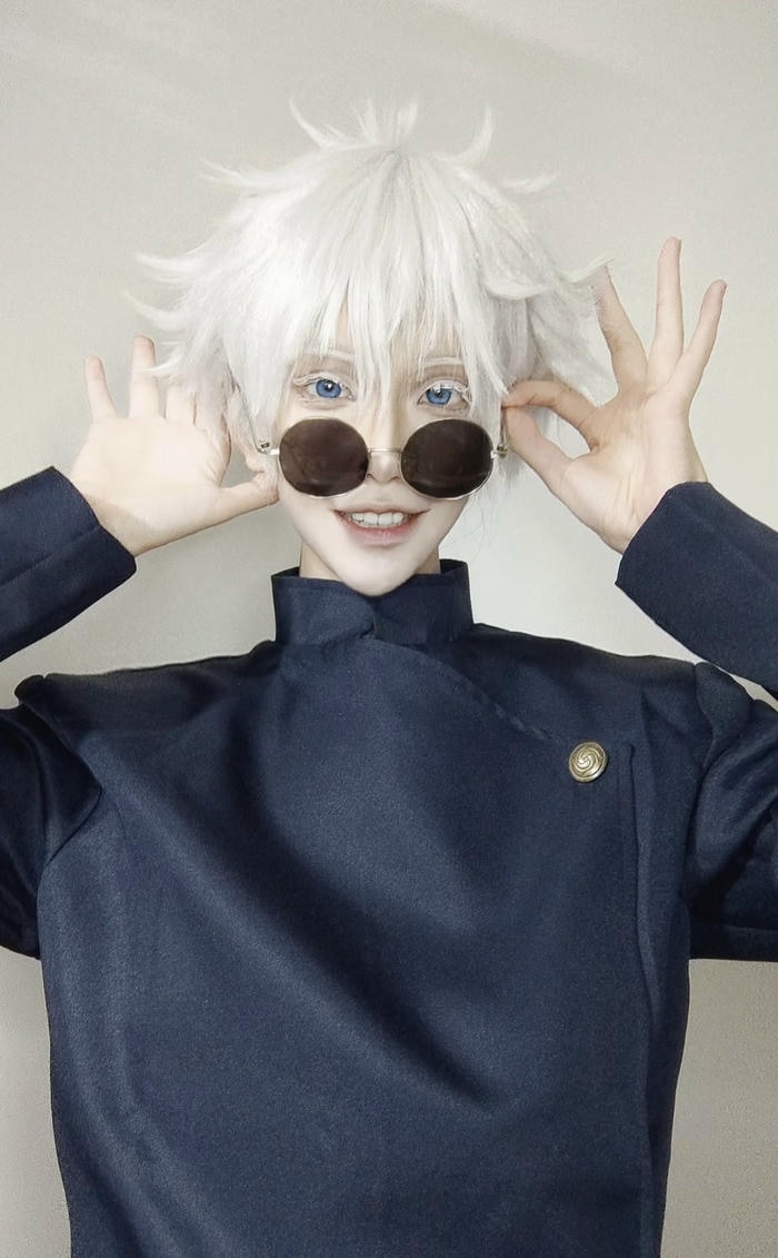 Ảnh cosplay Gojo thần thái ngạo nghễ đặc trưng
