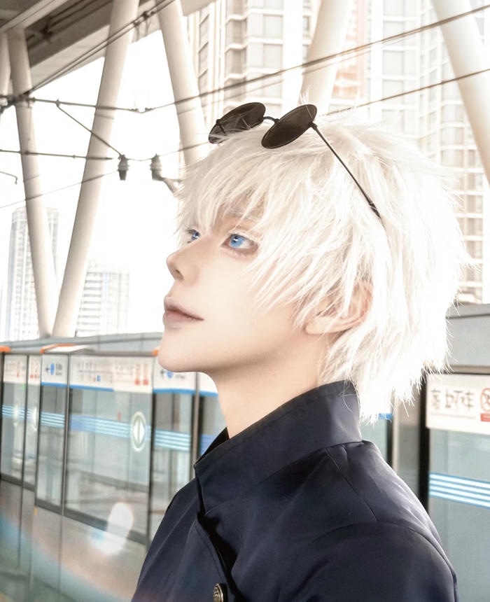 Ảnh cosplay Gojo tháo băng mắt khoe ánh mắt xanh
