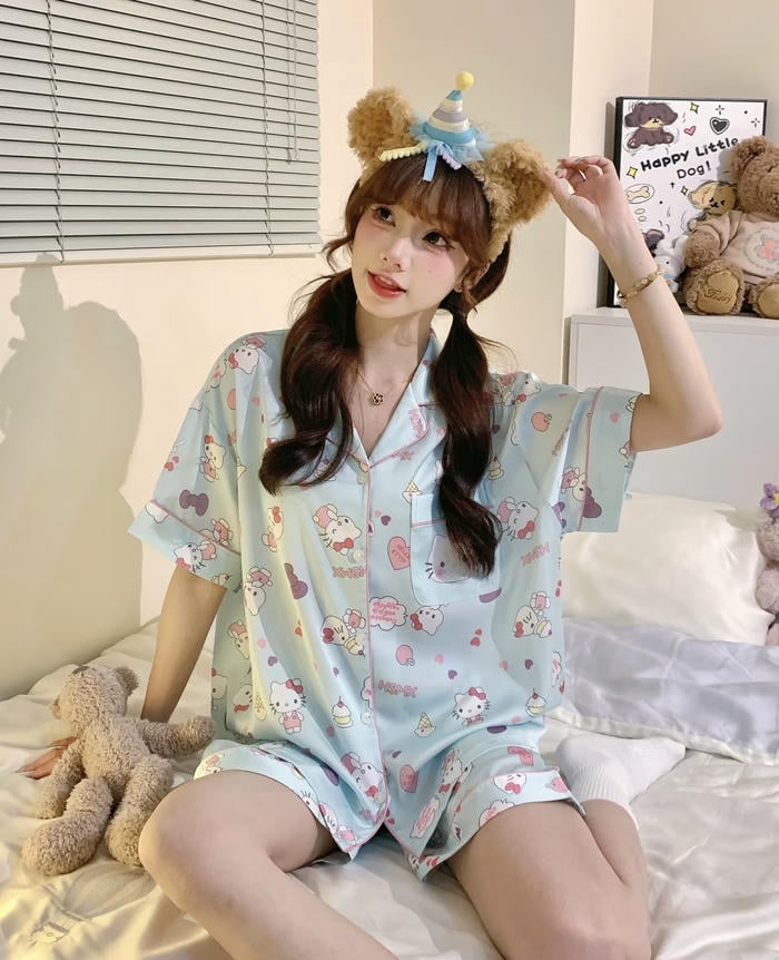 Ảnh gái xinh mặc đồ ngủ ánh đèn vàng ấm áp