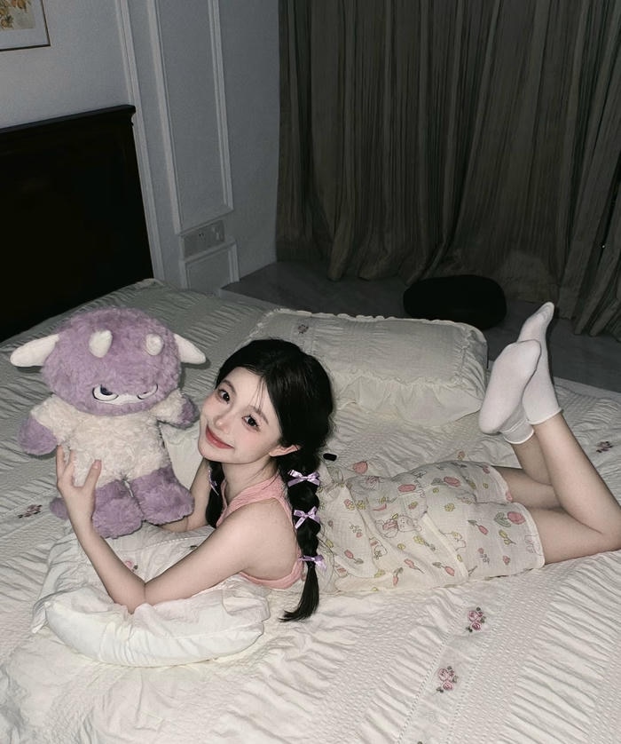 Ảnh gái xinh mặc đồ ngủ chất vải thoáng mát