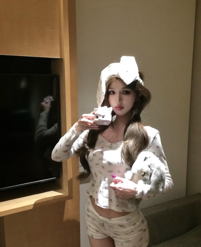 Ảnh gái xinh mặc đồ ngủ khoảnh khắc chuẩn bị nghỉ ngơi