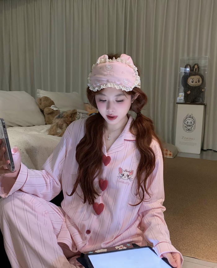 Ảnh gái xinh mặc đồ ngủ khoảnh khắc thư giãn buổi tối