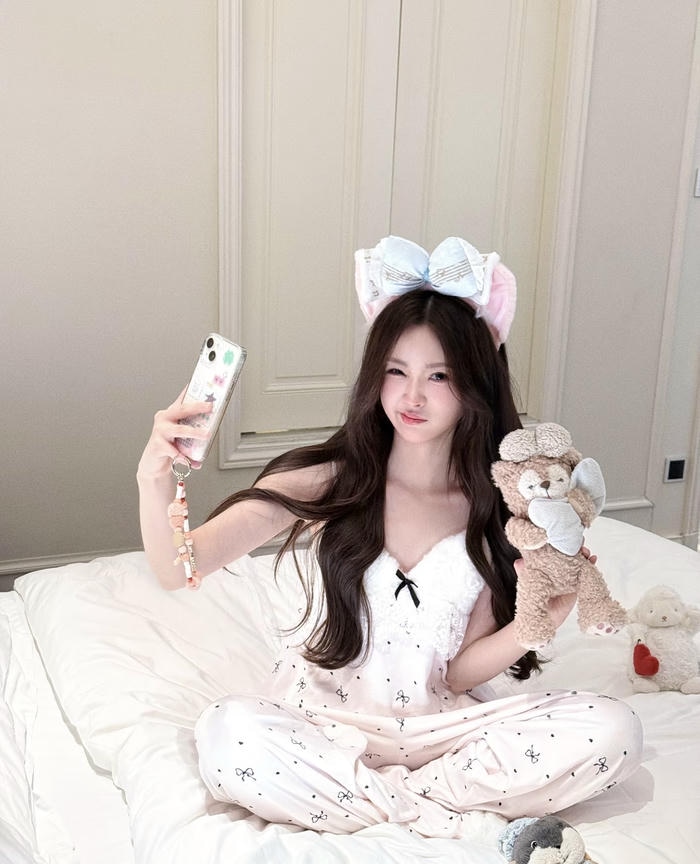 Ảnh gái xinh mặc đồ ngủ không gian ấm cúng
