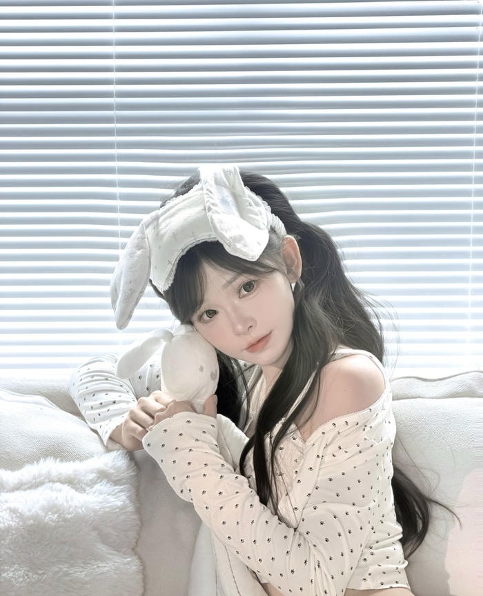 Ảnh gái xinh mặc đồ ngủ ngồi bên cửa sổ