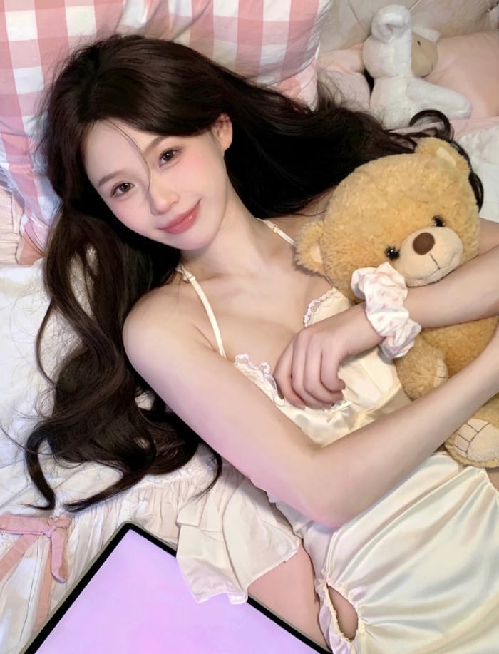 Ảnh gái xinh mặc đồ ngủ nụ cười dịu dàng