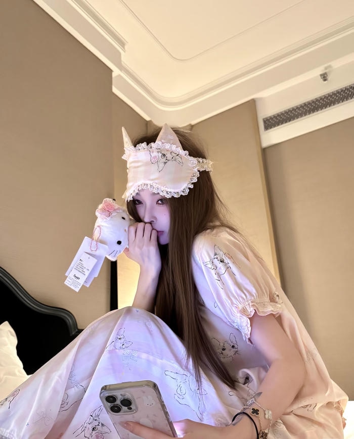 Ảnh gái xinh mặc đồ ngủ phong cách dịu dàng kín đáo