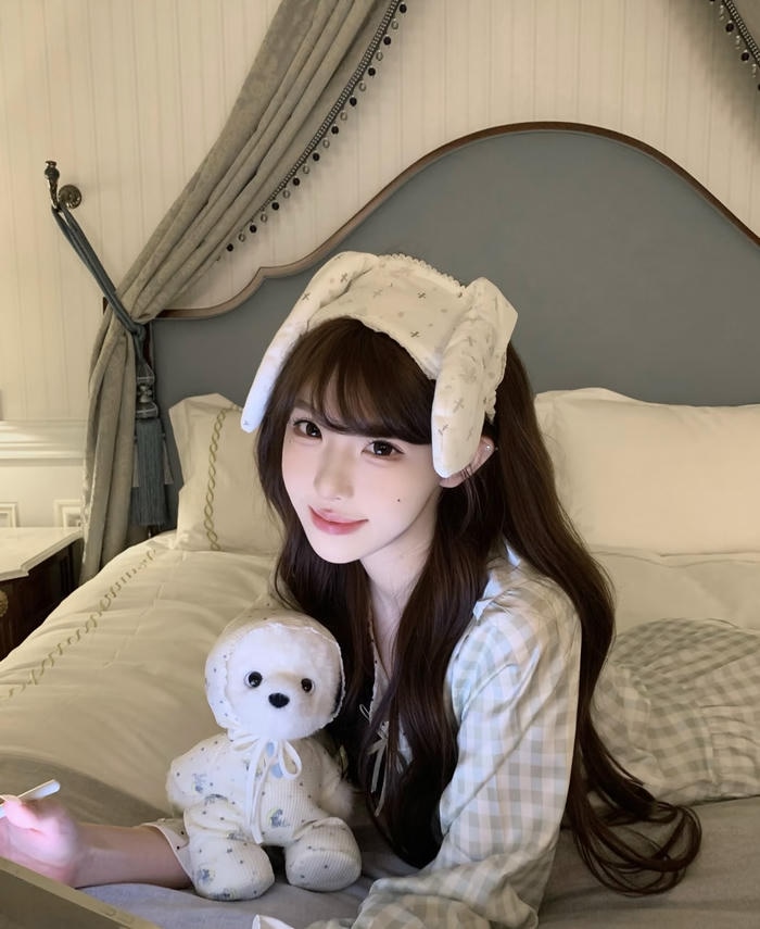 Ảnh gái xinh mặc đồ ngủ phong cách thanh lịch