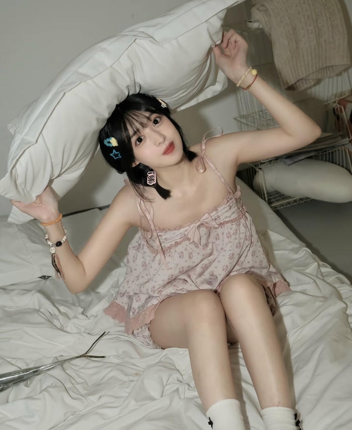 Ảnh gái xinh mặc đồ ngủ tạo dáng thoải mái