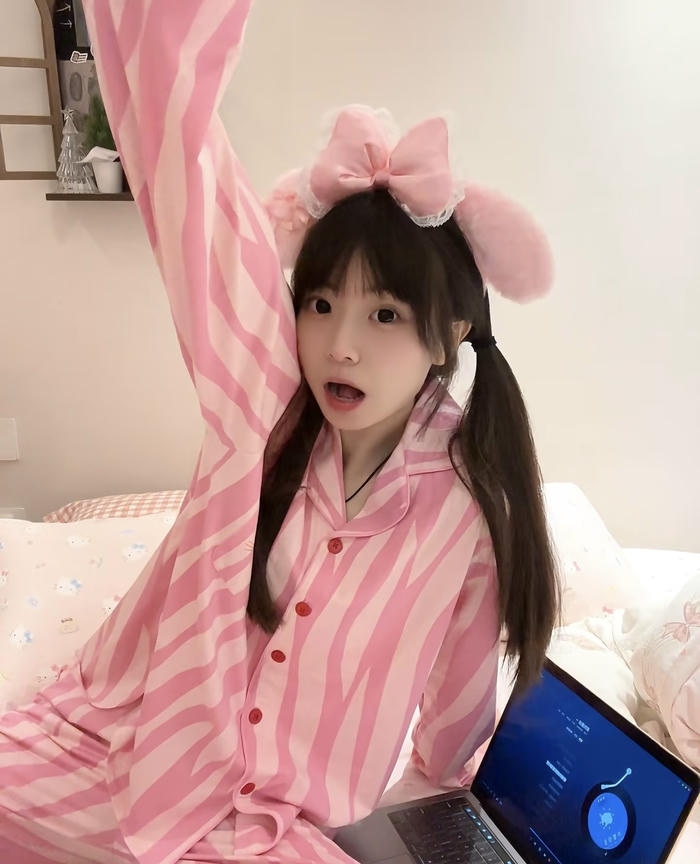 Ảnh gái xinh mặc đồ ngủ tông hồng phấn dịu mắt