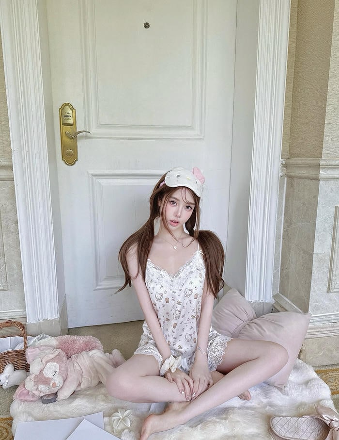 Ảnh gái xinh mặc đồ ngủ tông pastel nhẹ nhàng