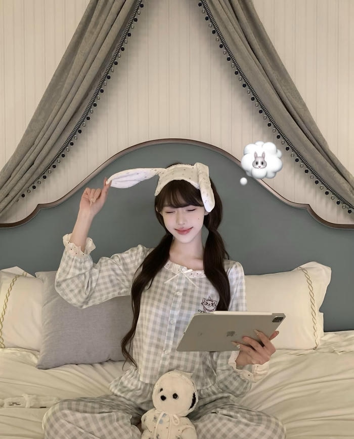 Ảnh gái xinh mặc đồ ngủ tựa lưng đầu giường