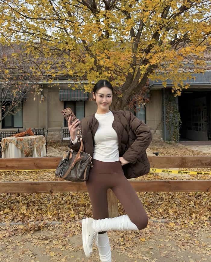 Ảnh gái xinh mặc quần legging dạo phố cuối tuần