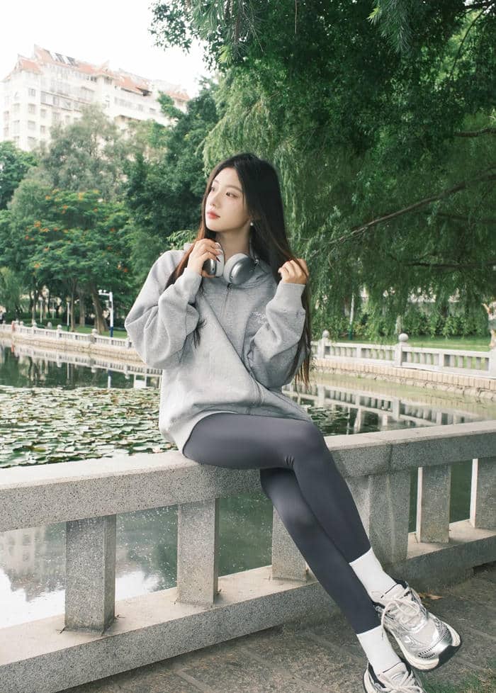 Ảnh gái xinh mặc quần legging đi bộ trong công viên