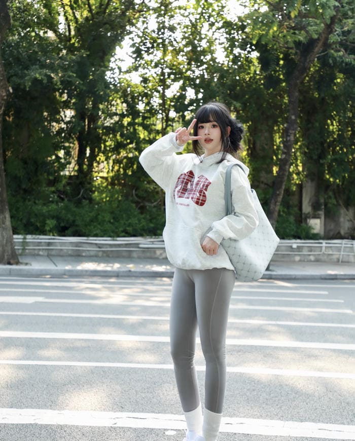 Ảnh gái xinh mặc quần legging kết hợp áo hoodie rộng