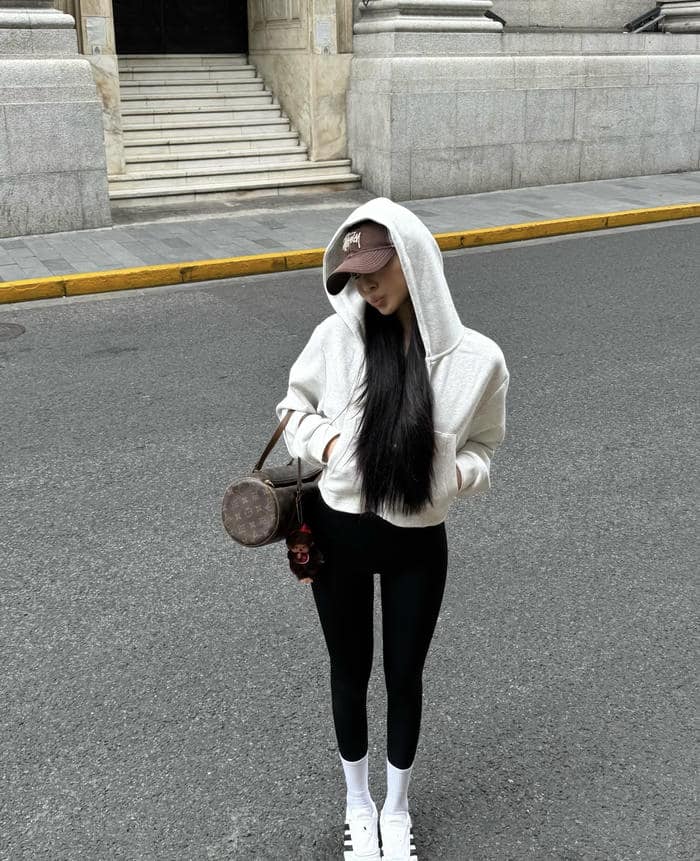 Ảnh gái xinh mặc quần legging phối sneaker trắng trẻ trung