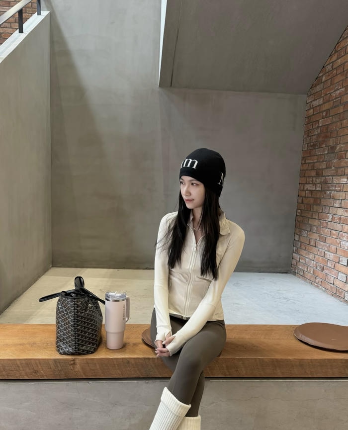 Ảnh gái xinh mặc quần legging phong cách đơn giản cuốn hút