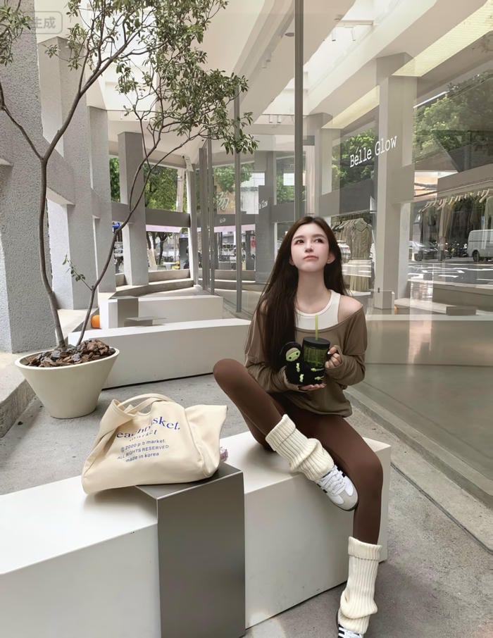 Ảnh gái xinh mặc quần legging phong cách street style