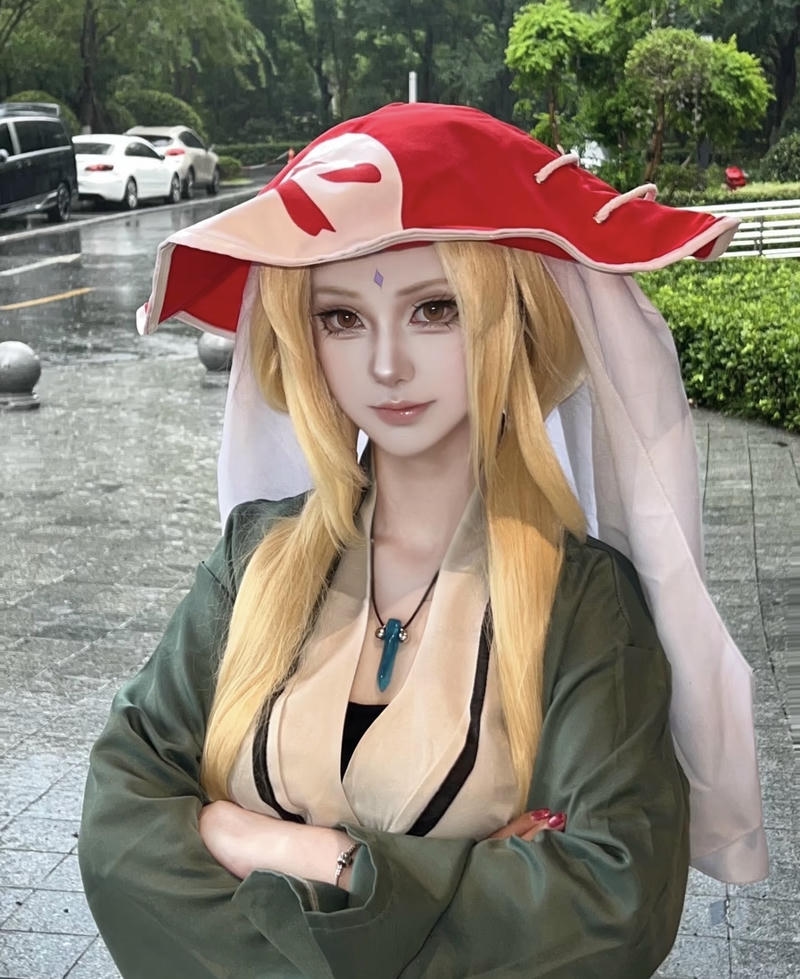 Ánh mắt bình tĩnh tái hiện Tsunade ngoài đời