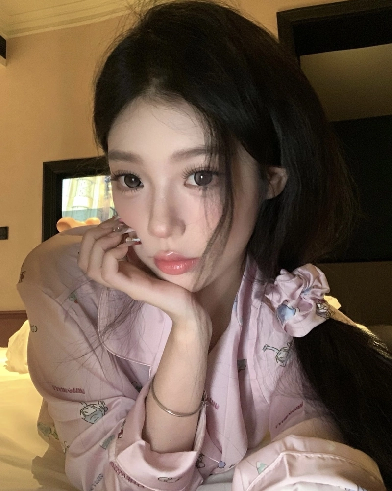 Ánh mắt đẹp của cô gái xinh khiến người say mê