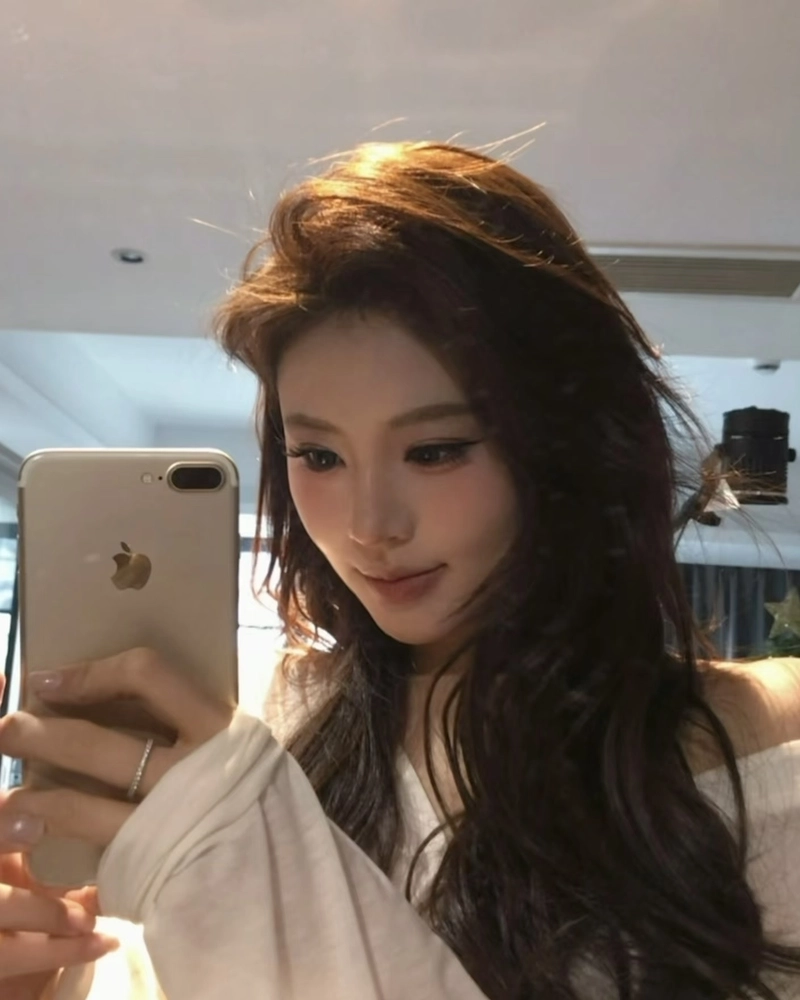 Ánh mắt long lanh ảnh gái xinh tự sướng mê hoặc