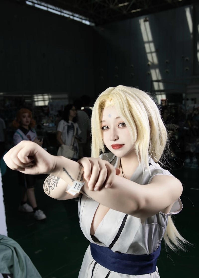 Ánh mắt mạnh mẽ thể hiện nhân vật Tsunade