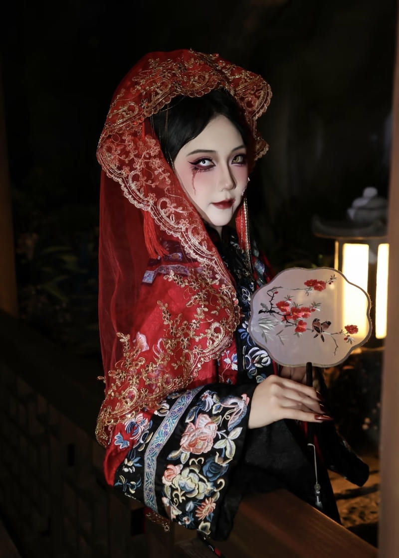 Ánh sáng mờ tối làm nổi bật cô dâu ma rùng rợn