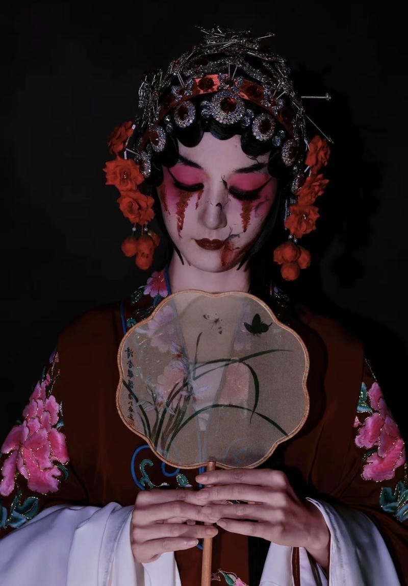 Ánh sáng tối làm nổi bật hình tượng ma nữ ám ảnh