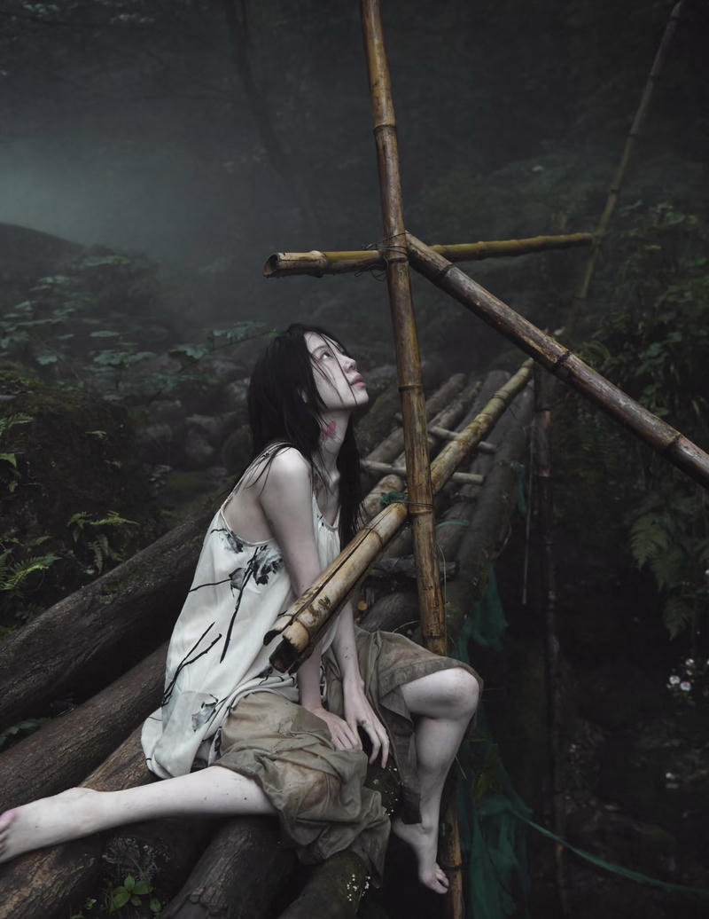 Bóng tối bao quanh nhân vật ma nữ kinh dị