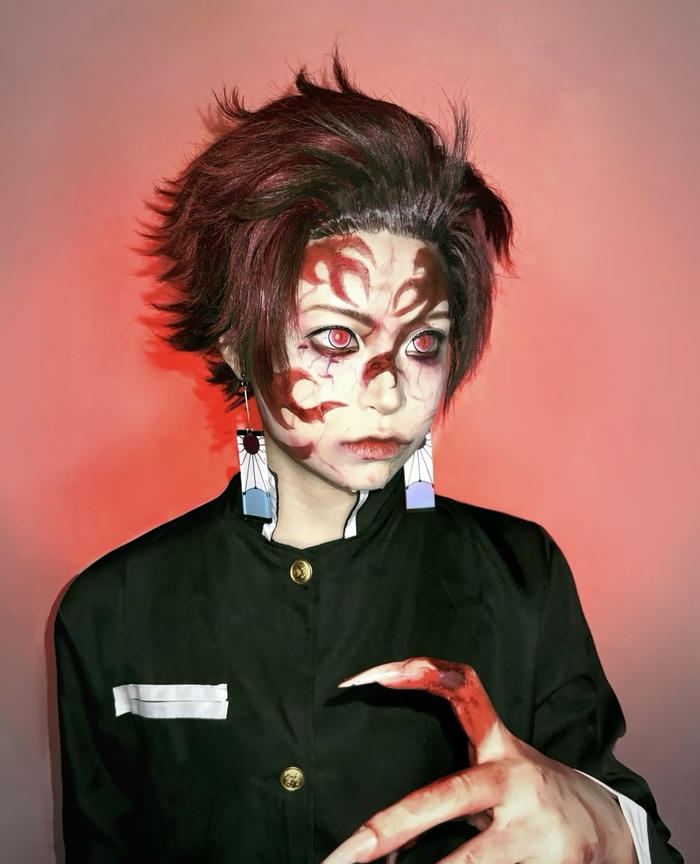 Bức ảnh Tanjiro cosplay biểu cảm chan chứa cảm xúc