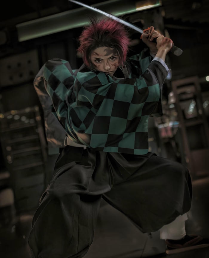 Bức ảnh Tanjiro cosplay nền khói mờ kịch tính