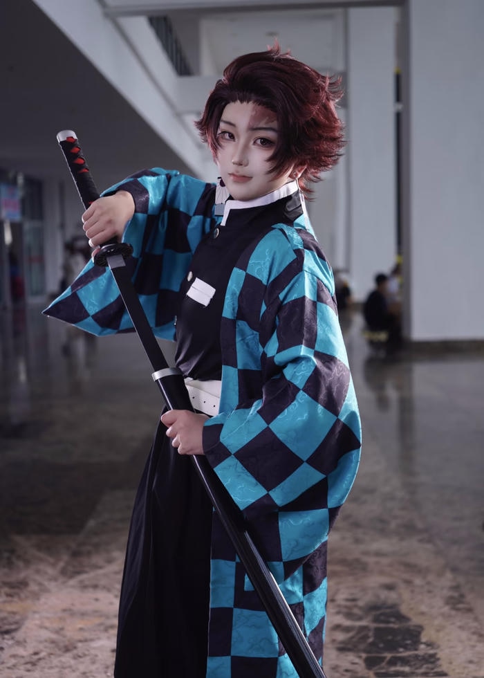 Bức ảnh Tanjiro cosplay phối phụ kiện tai hanafuda