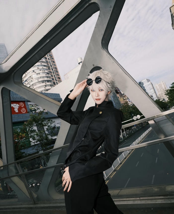 Bức ảnh cosplay Gojo ánh nhìn lạnh lùng sắc sảo
