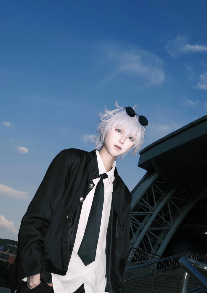 Bức ảnh cosplay Gojo bước đi tự tin nổi bật