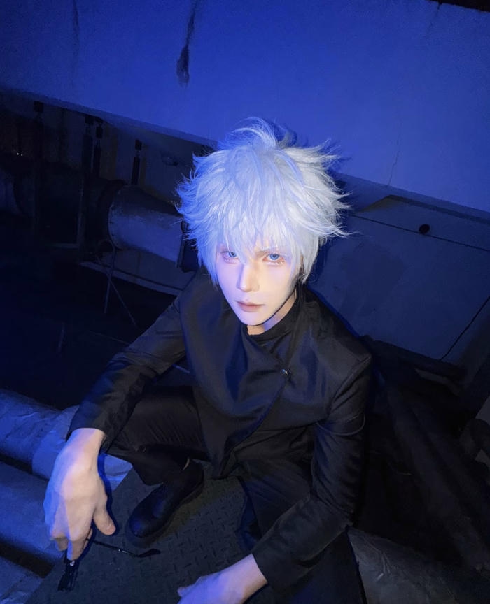 Bức ảnh cosplay Gojo hiệu ứng tím huyền ảo