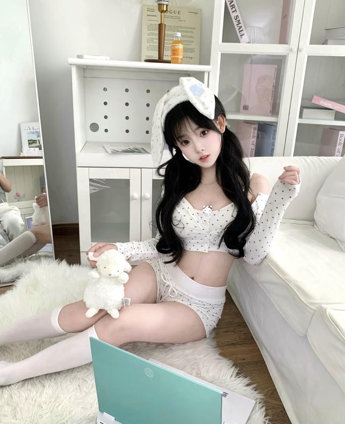 Bức ảnh gái xinh mặc đồ ngủ ngồi trên thảm lông