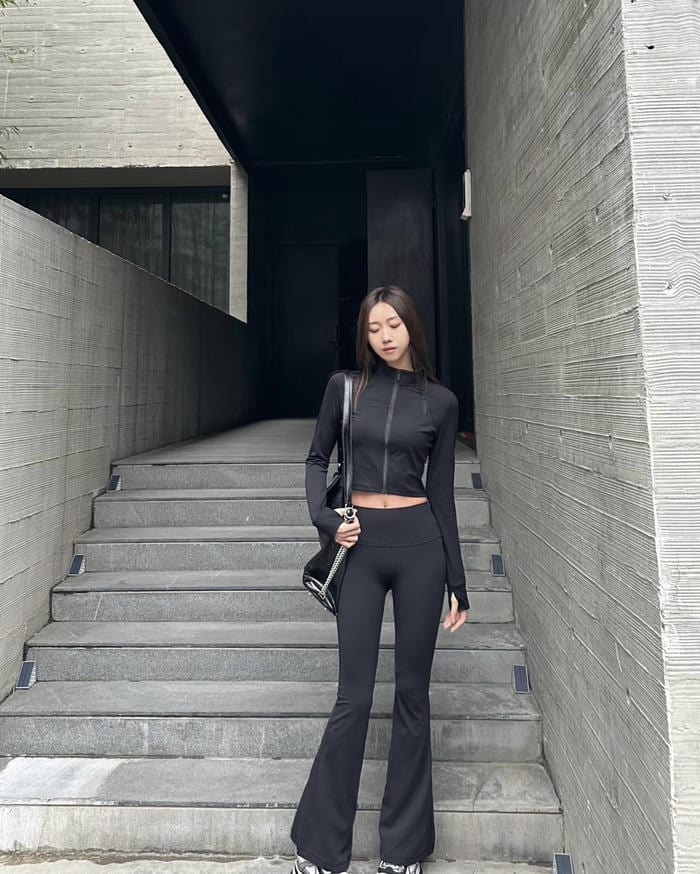 Bức ảnh gái xinh mặc quần legging ánh sáng dịu nhẹ