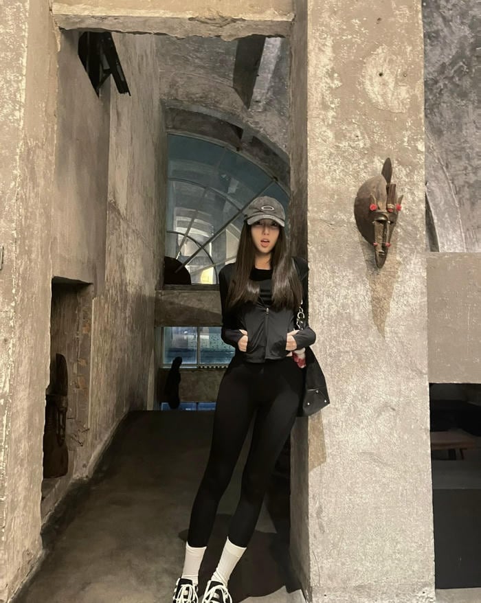 Bức ảnh gái xinh mặc quần legging dáng đứng tự nhiên